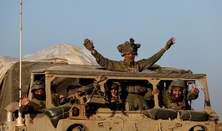 이스라엘 군인들이 24일(현지시간) 군용 차량을 타고 가자지구를 떠나 이스라엘로 돌아가면서 기뻐하고 있다. 연합뉴스