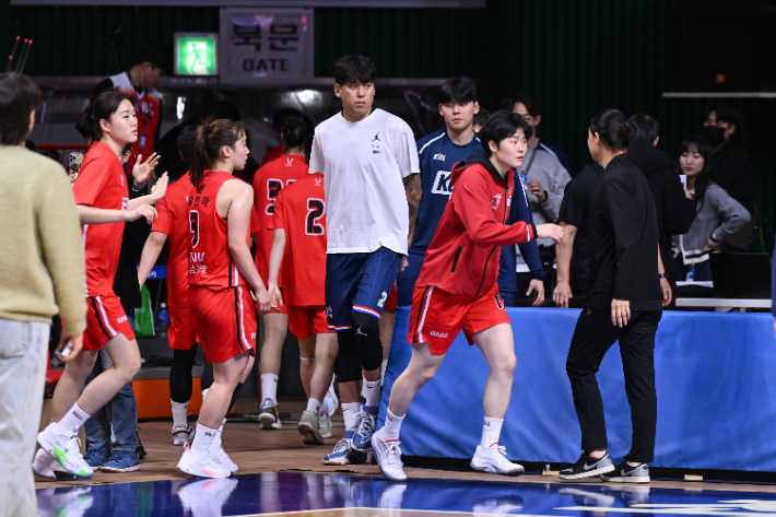 여자프로농구 BNK 썸과 남자프로농구 KCC 선수들. WKBL 제공