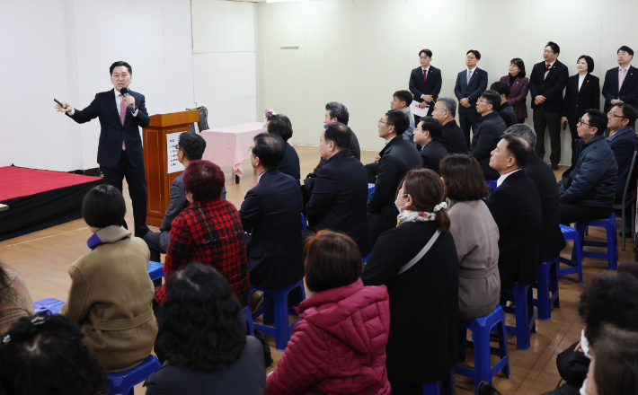 국민의힘 김기현 대표가 25일 지역구인 울산시 남구에서 의정활동 보고회를 열고 발언하는 모습.  연합뉴스