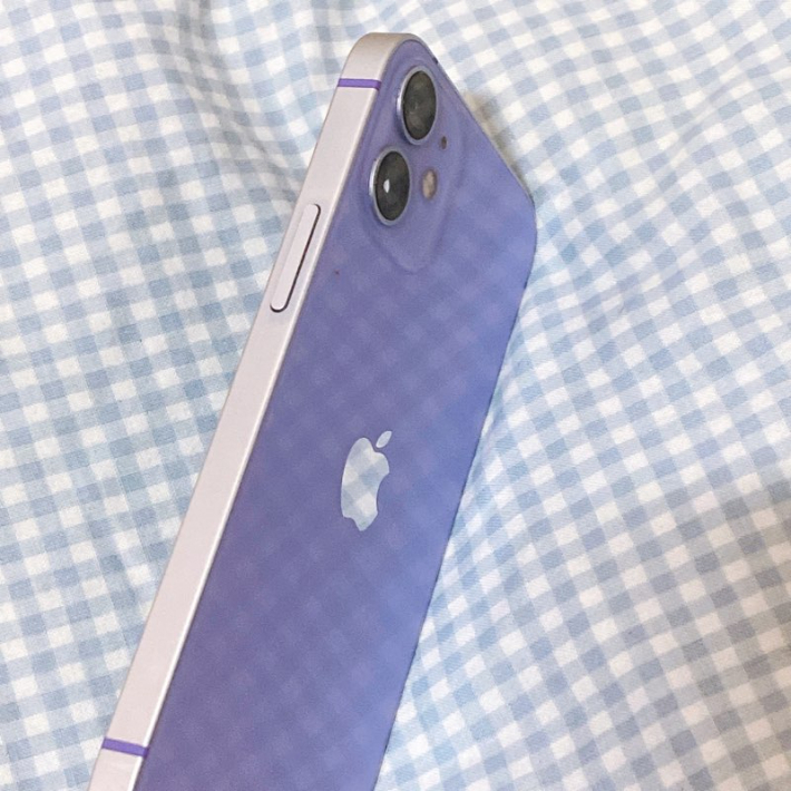 곽모(53)씨의 아이폰12 미니. 애플은 한 달 전에는 '정품'으로 인정해 수리한 제품을 이번에는 측면의 보라색이 진하게 색칠되지 않았다는 이유로 '가품'으로 판단했다. 제보자 제공