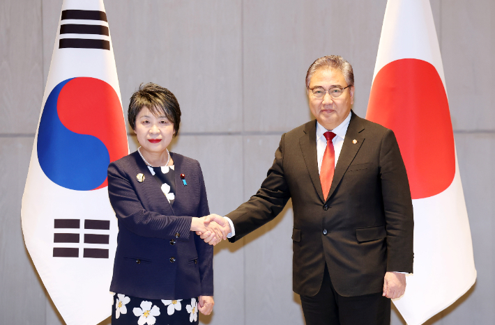 박진 외교부 장관(오른쪽)과 가미카와 요코 일본 외무상이 26일 오전 부산 해운대구 시그니엘부산에서 만나 양자 회담을 하기 전 악수하고 있다. 연합뉴스