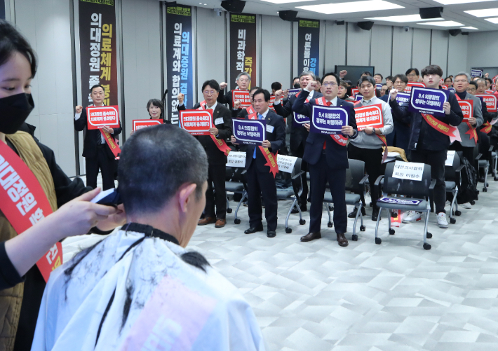이필수 대한의사협회장이 26일 서울 용산구 대한의사협회에서 열린 의대정원 확대 대응방안 논의를 위한 전국의사대표자 및 확대임원 연석회의에서 삭발하고 있다. 연합뉴스