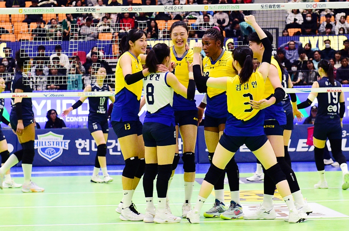 현대건설 선수들이 26일 GS칼텍스와 경기에서 득점한 뒤 기뻐하고 있다. 한국배구연맹
