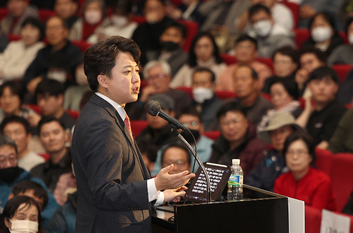 이준석 전 국민의힘 대표가 26일 대구 북구 엑스코에서 열린 '더 나은 미래를 향한 우리의 고민' 토크 콘서트에서 연설하고 있다. 연합뉴스