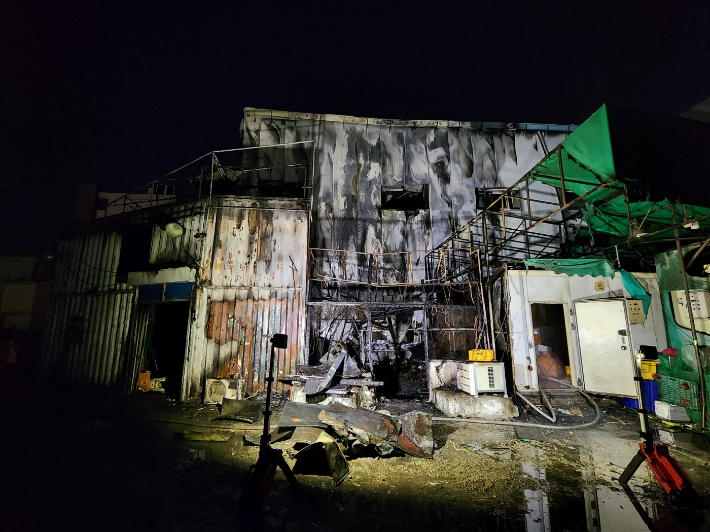 26일 부산 북구의 한 식자재 창고에서 불이 나 4천만 원 상당의 재산피해가 났다. 부산소방재난본부 제공