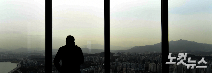 서울 여의도 63빌딩에서 바라본 도심이 뿌옇게 보이고 있다. 황진환 기자
