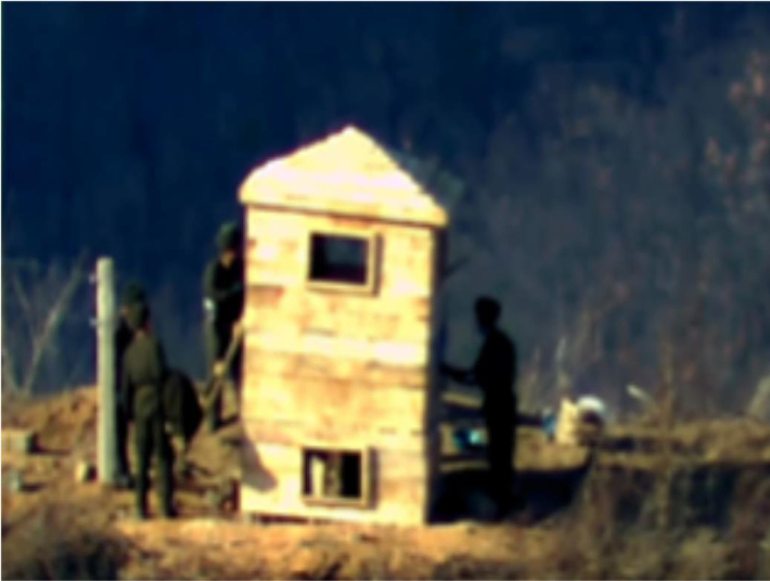 감시소를 설치 중인 북한군 병력. 국방부 제공