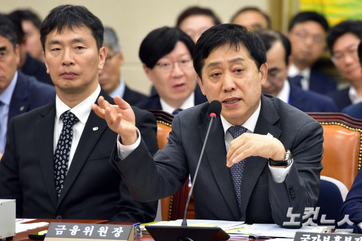 김주현 금융위원장(오른쪽)과 이복현 금융감독원장. 윤창원 기자