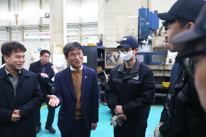 천창수 울산교육감은 간담회에 이어 도제학교에 참여하는 학생 4명과 졸업생 8명을 격려했다. 울산강역시교육청 제공