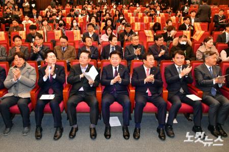 27일 서울 여의도 국회 도서관에서 열린 대한민국 특별자치시도협의회 출범식에서 우동기 대통령 직속 지방시대위원장, 국민의힘 김기현 대표, 김진태 강원특별자치도지사, 오영훈 제주특별자치도지사, 최민호 세종특별자치시장, 김관영 전라북도지사 등 참석자들이 박수를 치고 있다.