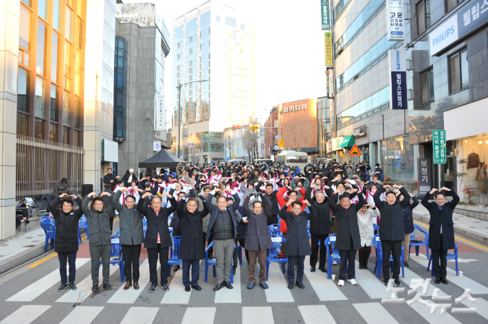 25일 춘천시기독교연합회가 지역 인사들이 대거 참석한 가운데 성탄트리 점등행사를 열었다. 최원순PD