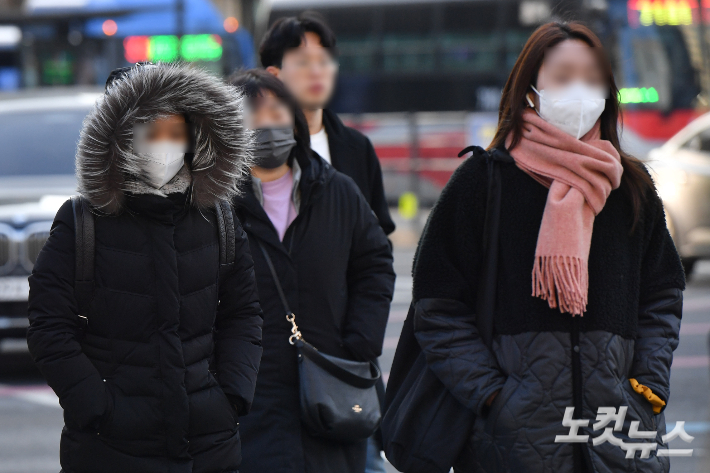 아침 최저기온이 -7도로 전날보다 최대 7도 이상 떨어져 다시 추워진 14일 오전 서울 광화문네거리에 시민들이 출근을 하고 있다. 류영주 기자