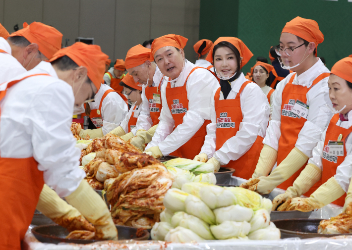 윤석열 대통령과 부인 김건희 여사가 27일 경기 고양 일산 킨텍스에서 열린 '나눔과 봉사의 국민 대통합 김장행사'에서 김치를 담그고 있다. 연합뉴스