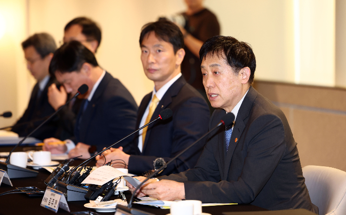 김주현 금융위원장이 27일 오후 서울 중구 전국은행연합회 뱅커스클럽에서 열린 17개 주요 은행 은행장 간담회. 연합뉴스