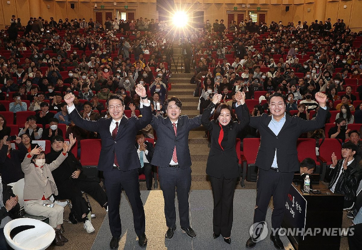 (대구=연합뉴스) 윤관식 기자 = 이준석 전 국민의힘 대표가 26일 대구 북구 엑스코에서 열린 '더 나은 미래를 향한 우리의 고민' 토크 콘서트에서 허은아 국회의원, 천하람 순천갑 당협위원장, 이기인 경기도의원과 함께 기념 촬영을 하고 있다. 2023.11.26 psik@yna.co.kr 연합뉴스