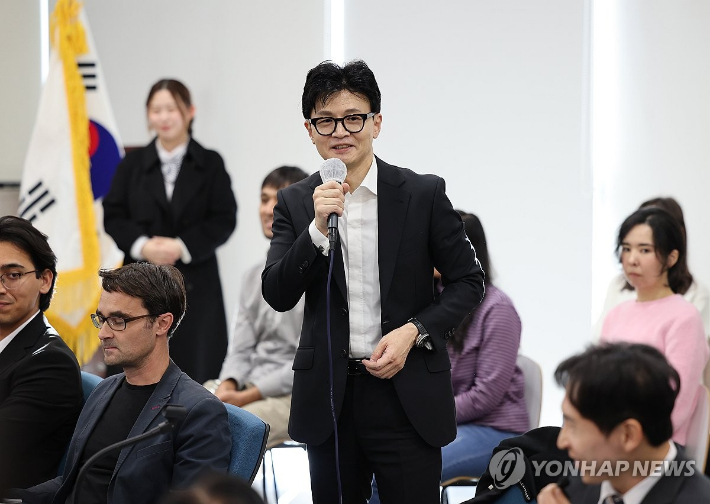 (울산=연합뉴스) 김용태 기자 = 한동훈 법무부 장관이 24일 오후 울산시 울주군 울산과학기술원(UNIST)에서 열린 '과학기술 우수 외국인 인재 유치 및 정착 지원을 위한 간담회'에 참석해 발언하고 있다. 2023.11.24 yongtae@yna.co.kr 연합뉴스