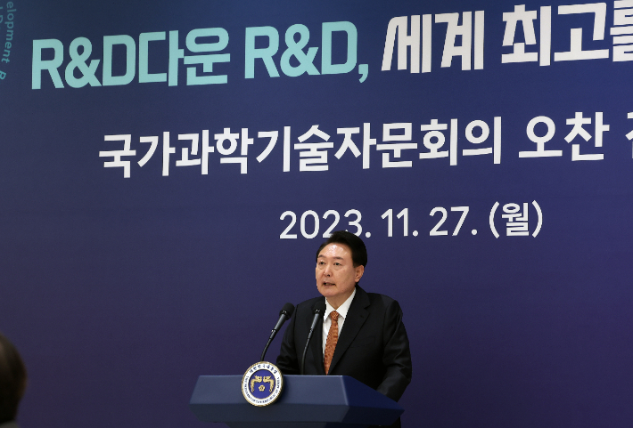 윤석열 대통령이 27일 서울 용산 대통령실 청사에서 열린 국가과학기술자문회의 민간위원 오찬 간담회에서 모두발언을 하고 있다. 연합뉴스