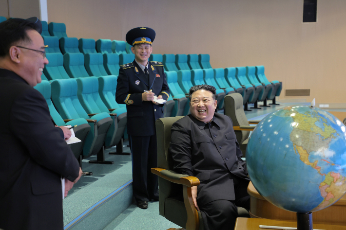 북한 김정은 국무위원장이 위성관제소에 방문한 모습. 연합뉴스