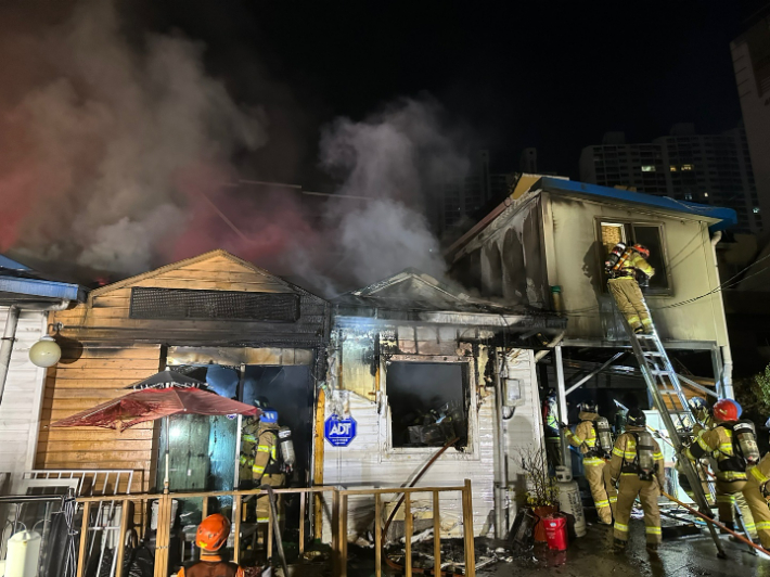 28일 오전 3시 55분쯤 부산 사상구의 한 음식점에서 불이 나 소방대원들이 진압작업을 벌이고 있다. 부산소방재난본부 제공