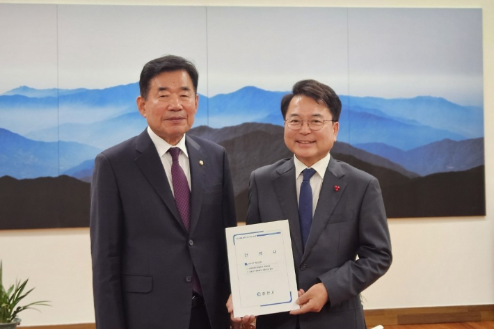 27일 육동한 춘천시장이 김진표 국회의장을 만나 춘천 현안 사업 해결을 위한 국비 확보 지원을 요청했다. 춘천시 제공 