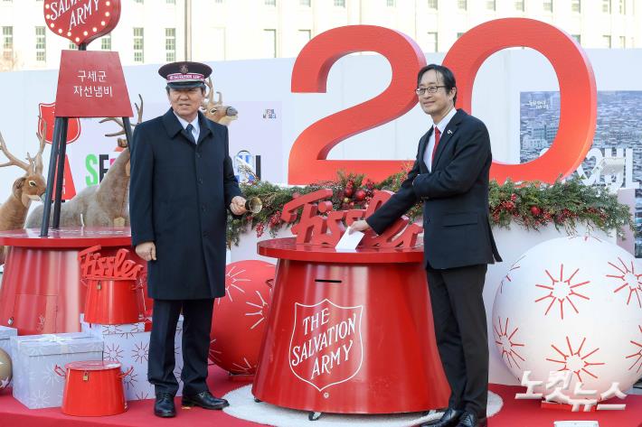 자선냄비 성금 전달하는 이경우 휘슬러코리아 대표
