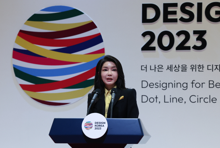 김건희 여사가 지난 1일 서울 강남구 코엑스에서 열린 디자인코리아 2023 개막식에서 축사를 하고 있다. 연합뉴스