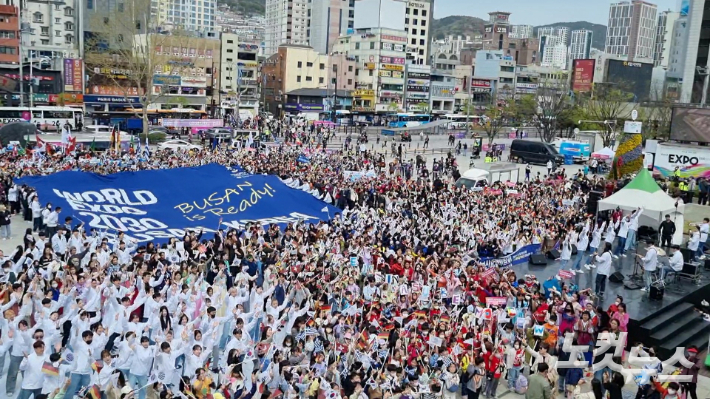 지난 4월 부산시민 5천 명이 부산역 광장에서 국제박람회기구(BIE) 실사단 방문을 환영하는 대규모 행사를 연 모습. 김혜민 기자 