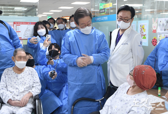 더불어민주당 이재명 대표가 28일 오후 서울 구로구 오류동 더세인트요양병원에서 열린 간병비 급여화 정책 현장간담회에 앞서 요양병원 환자들과 인사를 나누고 있다. 국회사진취재단