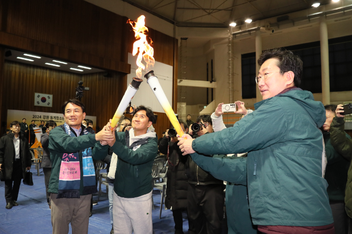 강원동계청소년올림픽 성화 투어 원주 행사가 28일 열렸다. 성화 릴레이 점화를 하고 있는 원강수 원주시장(오른쪽)과 김진태 강원도지사(왼쪽). 강원도 제공 