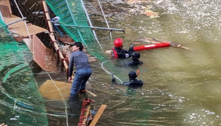 119 구조대가 물에 빠진 인부를 구조하고 있다. 경주소방서 제공
