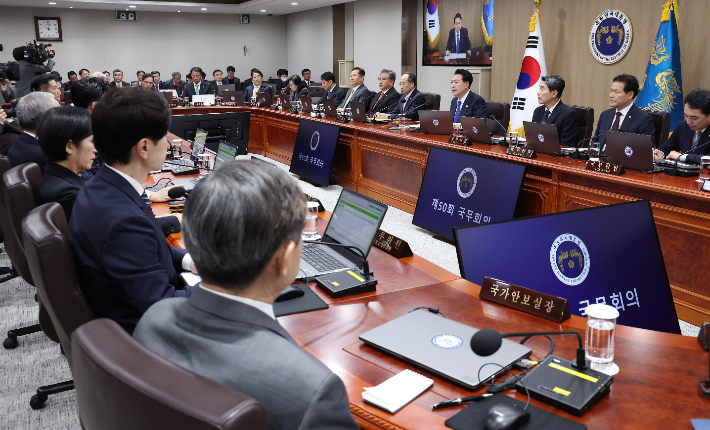 윤석열 대통령이 28일 서울 용산 대통령실 청사에서 국무회의를 주재하고 있다. 연합뉴스