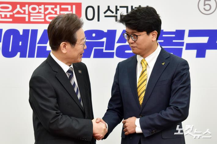 악수하는 이재명-김준우