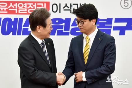 악수하는 이재명-김준우