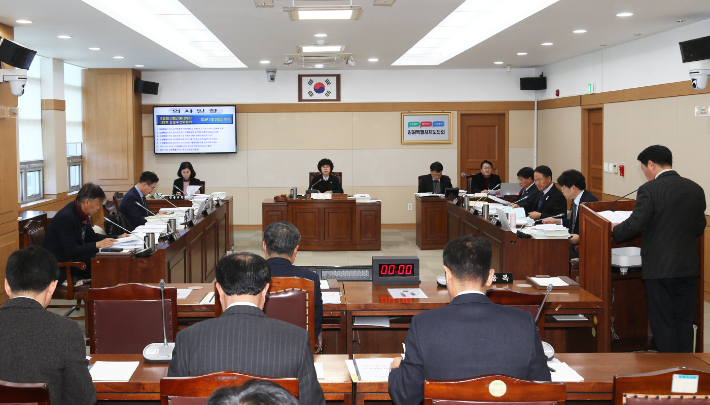2024년도 강원도 당초 예산안 예비 심사를 진행 중인 강원도의회 상임위원회 회의 장면. 강원도의회 제공 
