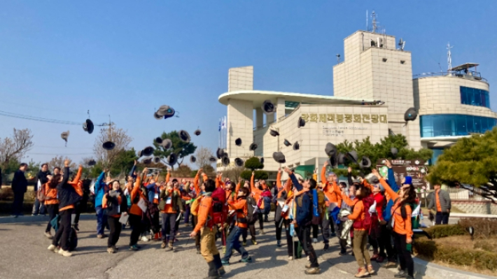 19일 강화평화전망대 앞에서 DMZ 자유평화대장정을 마친 대원들이 단체로 모자를 던지며 기뻐하고 있다. 이경숙 대원 제공