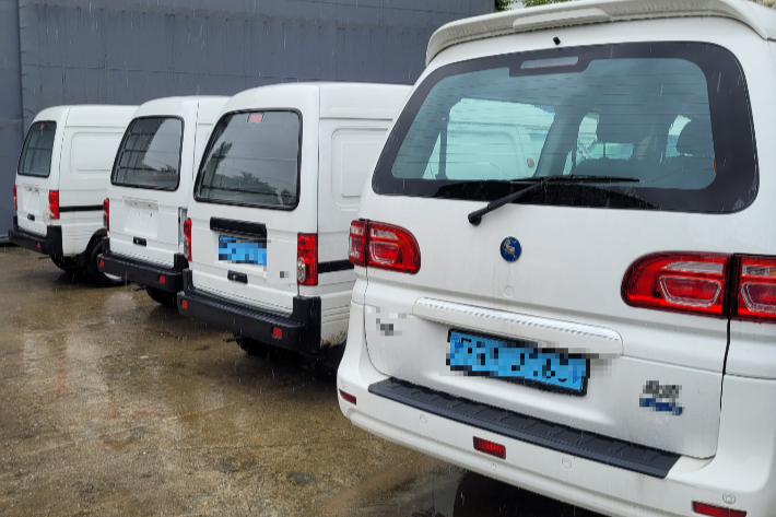 전기자동차 보조금 교부받은 뒤 김포 소재 공장에 그대로 방치돼있는 차량들. 서울 관악경찰서 제공 