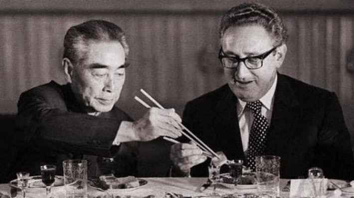 중국의 저우언라이 총리(왼쪽)가 미국의 키신저 대통령 특별보좌관에게 베이징 오리구이 요리를 젓가락으로 집어주고 있다. 연합뉴스