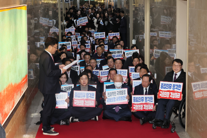 국민의힘 의원들이 30일 국회의장실 앞에서 연좌 농성을 하고 있다. 연합뉴스