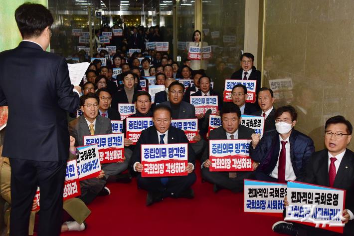 국민의힘 윤재옥 원내대표와 의원들이 30일 서울 여의도 국회 의장실 앞에서 본회의에 참석하는 김진표 국회의장을 규탄하는 피켓을 들고 구호를 외치고 있다.