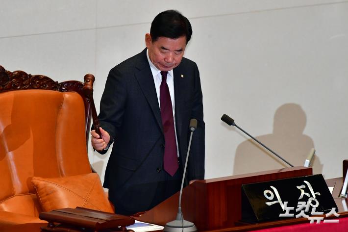 김진표 국회의장이 30일 서울 여의도 국회에서 열린 제410회 국회(정기회) 제12차 본회의에서 의사봉을 두드리고 있다.