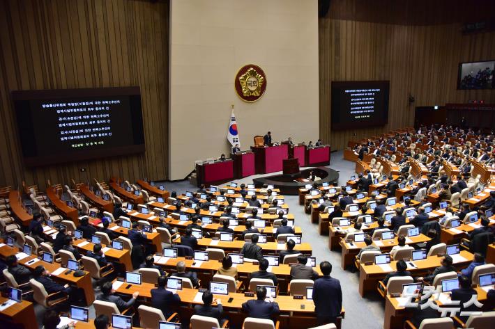 30일 서울 여의도 국회에서 제410회 국회(정기회) 제12차 본회의가 열리고 있다. 이날 본회의에서 더불어민주당이 재발의한 이동관 방송통신위원장과 검사 2명(손준성·이정섭) 대한 탄핵소추안 보고됐다.