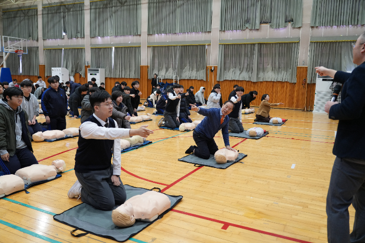 부산진고 학생들이 심폐소생술 교육을 받고있다. 부산시교육청 제공