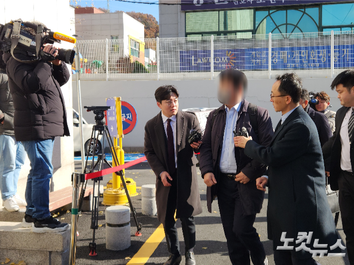 청탁을 받고 코인 사기범에 대한 수사를 무마하거나 축소했다는 의혹이 제기된 현직 경찰관이 구속 전 영장실질심사를 위해 광주지법 법정으로 들어가고 있다. 박성은 기자