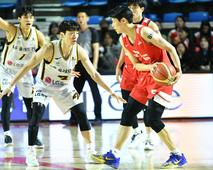 SK 김선형을 상대하는 LG 이재도. KBL