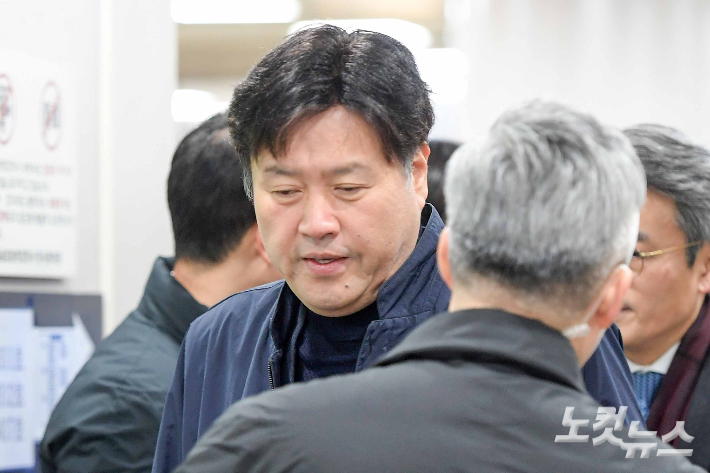 대장동 민간 개발업자로부터 불법 선거자금과 뇌물 등을 받은 혐의로 재판에 넘겨진 김용 전 민주연구원 부원장이 30일 서울 서초구 서울중앙지방법원에서 열린 1심 선고 공판에 출석하며 지인들과 포옹하고 있다. 박종민 기자