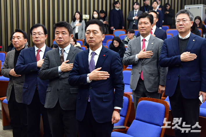 국민의힘 김기현 대표 등 의원들이 30일 서울 여의도 국회에서 열린 의회폭거 대응 비상의원총회에서 국민의례를 하고 있다. 윤창원 기자