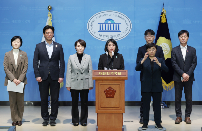 개혁연합신당 추진 기자회견     (서울=연합뉴스) 신준희 기자 = 기본소득당 용혜인 의원 등이 30일 국회 소통관에서 개혁연합신당 추진 관련 기자회견을 하고 있다. 2023.11.30     hama@yna.co.kr (끝)   연합뉴스