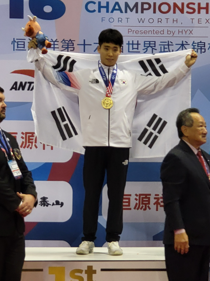 미국 댈러스에서 열린 제16회 세계우슈선수권대회 산타 남자 56kg급 금메달을 따낸 홍민준. 대한우슈협회