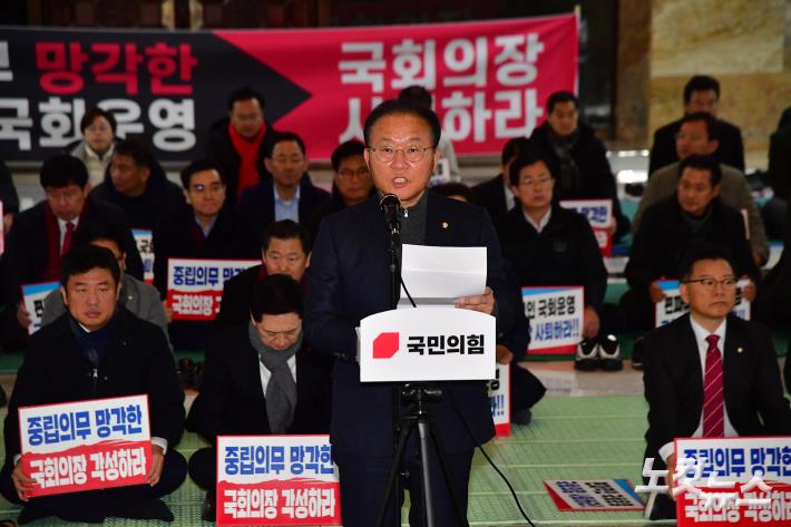 국민의힘 윤재옥 원내대표가 1일 서울 여의도 국회 로텐더홀에서 열린 의회폭거 대응 비상의원총회에서 발언을 하고 있다.  국민의힘은 더불어민주당의 이동관 방송통신위원장과 검사 2명(손준성·이정섭)에 대한 탄핵 소추안 강행 처리 시도를 규탄하며 철야 농성을 펼쳤다.