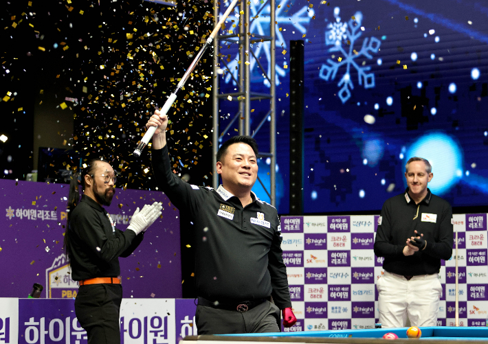 조재호가 '하이원리조트 PBA 챔피언십' 남자부 우승을 차지한 뒤 상대 레펀스(오른쪽)의 축하 속에 세리머니를 펼치고 있다. PBA